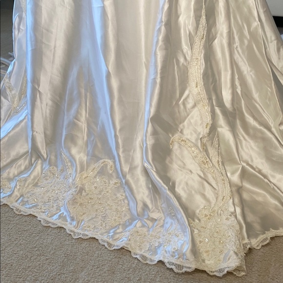 Elegant Vintage Ivory Lace Wedding Gown - Picture 4 of 16